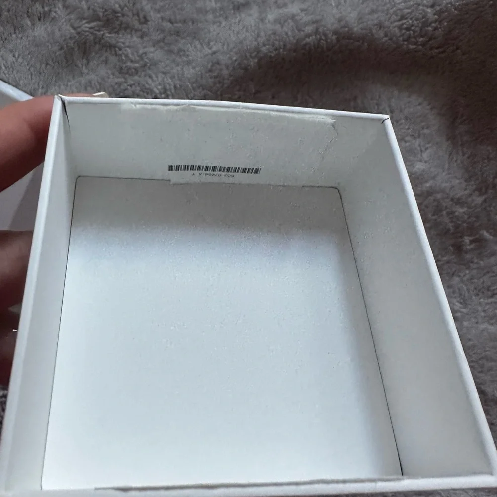 Apple airpots 4 box new ( box is empty)